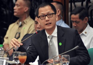 TIU AT SENATE HEARING Antonio Tiu answers questions from senators during the hearing of the the Senate blue ribbon committee on Wednesday. PHOTO BY EDWIN MULI 