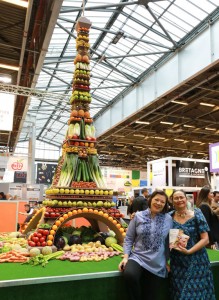 FInE dIsplAy sIaL Paris offered a great variety of impressive eats from all over the world. Here at the French Pavilion, Clara Reyes Lapus and Chef Vicky Rose Pacheco, descendants of Teresita ‘Mama sita’ Reyes, stand beside a stunning replica of the Eiffel Tower—made of fruits and vegetables! 