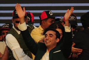 Bilawal Bhutto Zardari (C), chairman of Pakistan Peoples Party (PPP), waves to supporters as he arrives at a rally in Karachi on October 18, 2014 AFP - ASIF HASSAN