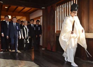  Japanese lawmakers follow a Shinto priest during a visit to the controversial Yasukuni shrine on Friday.  AFP PHOTO 