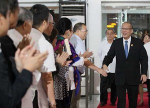 BACK IN MANILA President Benigno Aquino 3rd is welcomed by Cabinet members as he arrives at the Ninoy Aquino International Airport Terminal II on Friday. MALACAÑANG PHOTO 