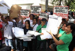 PEOPLE’S INITIATIVE Quezon City anti-pork advocates led by People’s Initiative to Abolish the Pork Barrel System show the first 10,000 signatures they collected and which were submitted to the Commission on Elections. The group vowed to gather at least 177,000 signatures from the city’s six congressional districts.   PHOTO BY MIKE DE JUAN 