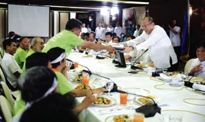 REACHING OUT President Benigno Aquino 3rd receives from a representative of farmers groups a document containing the proposals for the implementation of the coco levy fund during a dialogue in Malacañang on Wednesday.  MALACAÑANG PHOTO 