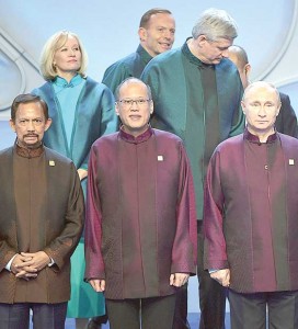 Brunei’s Sultan Hassanal Bolkiah (left), Philippine President Benigno Aquino 3rd (center) and Russia’s President Vladimir Putin attend the Asia- Pacific Economic Cooperation (APEC) grouping for a “family photo” at the Beijing National Aquatics Center. AFP PHOTO