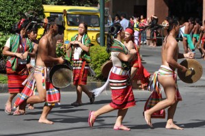  The woven-clad Cordillerans lead the dayaw parade in Baguio’s famous Session Road 