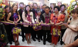 Taguig City Mayor Lani Cayetano, nCCa OIC-Executive director adelina Suemith, nCCa Chairman Felipe de Leon Jr., visiting diplomats and guests lead the ribbon cutting ceremony for the opening of Manilart 2014 