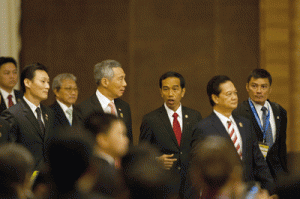 VITAL REGIONAL MEET  Singaporean Prime Minister Lee Hsien Loong (center left) and Indonesian President Joko Widodo (center) arrive for the opening ceremony of the 25th Asean summit at the Myanmar International Convention Center in Naypyidaw on Wednesday. AFP PHOTO