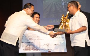 The Katipunan ng Magbubukid sa Hacienda roxas inc. receives the award from and check from adamson university president, Fr. Gregg bañaga  PHOTO BY MELYN ACOSTA 