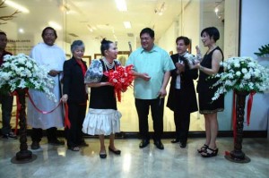  Leading the exhibit opening (from left) Fr. Peter Casiño, nCCa OIC-Executive director adelina Suemith, Marinqudue Gov. Carmencita Ongsiako-Reyes, Fr. Harold Rentoria, artist Pando Manipon and Marinduque Rep. Gina Reyes 