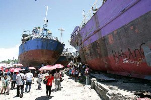  Yolanda’s storm surge pushed these two ships far into Tacloban’s shore. PHOTO BY RENE DILAN 