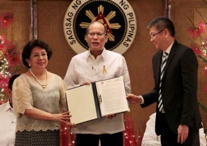 BATTLE VS CORRUPTION  President Benigno Aquino 3rd receives a copy of the Second State Conference Resolution from Executive Secretary and United Nations Convention against Corruption Inter-Agency Committee Chairman Paquito Ochoa Jr. and Ombudsman Conchita Carpio-Morales at Heroes Hall of Malacañang Palace on Tuesday. As a State party, the Philippines is obliged to implement preventive and punitive anti-corruption measures, including asset recovery.  MALACAÑANG PHOTO 