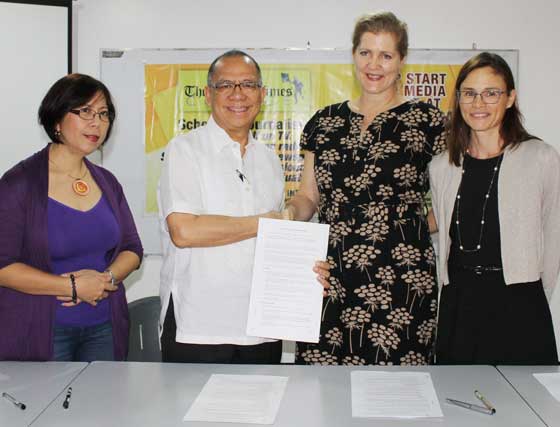 The Manila Times College and the Public Affairs Section of the US Embassy in Manila ink a Memorandum of Understanding integrating Massive Open Online Courses into the TMTC journalism curriculum and enhancing the English language and reporting skills of students. Signing the MOU are Estrelita Valderama, TMTC training coordinator, TMTC president Isagani Cruz, Bettina Malone, counselor for public affairs of the US Embassy, and Dawn Rogier, regional English language officer. PHOTO BY MELYN ACOSTA 