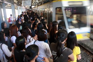 Passengers crowd the Edsa station of the LRT in Pasay City. Starting January 4, fare rates for the LRT and MRT will go up. FILE PHOTO