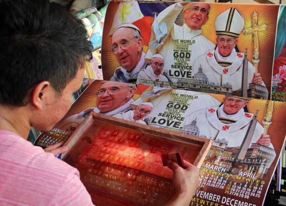 It’s been a busy month for calendar makers who have been churning out Pope Francis calendars by the thousands due to rising demand. Small calendars are being sold for as low as P8 each along Commonwealth Ave. in Quezon City. PHOTO BY MIKE DE JUAN 