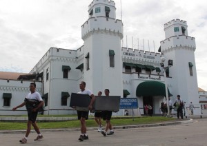 SEIZED ITEMS  Bureau of Correction trainees help NBI agents carry the confiscated appliances from the VIP inmates’ cell inside the New Bilibid Prison in Muntinlupa City on Monday. PHOTO BY RUY L. MARTINEZ