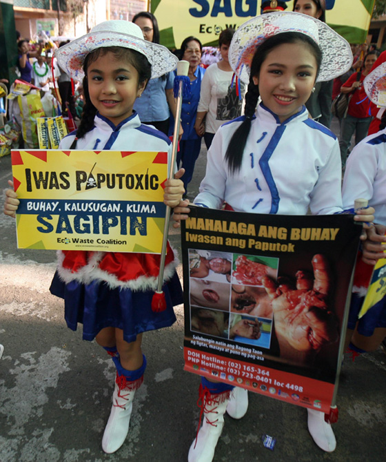 Students join members of health advocates led by EcoWaste Coalition who held a noise barrage on Tuesday to drum up the campaign against the use of firecrackers. PHOTO BY RENE DILAN 