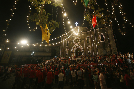  Filipinos troop to the Nuestra Senora de Gracia parish church in Makati City on Tuesday to attend the first dawn Mass that signals the official start of the Christmas season in the Philippines. PHOTO BY MIGUEL DE GUZMAN 