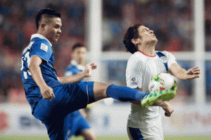 Thailand’s Narubadin Weerawatnodom (left) vies for the ball with Philippines Misagh Medina Bahadoran during their semifinals second leg football match, for the Suzuki cup 2014 at the Rajamangala stadium in Bangkok. AFP PHOTO