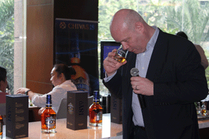 Darren Hosie, the international brand ambassador of Chicas in the Asia-Pacific leads the mentoring program and whisky tasting