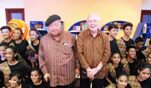 National Artists for Literature, F. Sionil Jose (left) and Bienvenido Lumbera lead the unveiling of the shelves