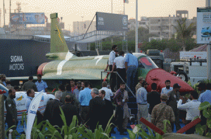 EXPORT PRODUCT  Visitors look at Pakistan’s JF-17 Thunder multirole combat aircraft, which was conceived and initially developed with the help of China, on static display at the International Defense Exhibition and seminar in Karachi. AFP PHOTO