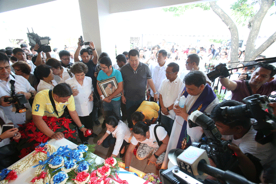 Sen. Grace Poe (kneeling), Susan Roces (second, left) and Vice President Jejomar Binay (third from right) light candles and offer prayers to mark the 10th death anniversary of Fernando Poe Jr. PHOTO BY RENE H. DILAN