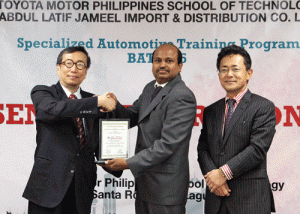 TMP Tech president Dr. David Go (left) hands over a plaque of appreciation to ALJID National Service Division senior general manager Singarajan Kannusamy while TMP president Michinobu Sugata looks on.