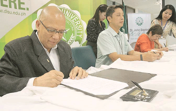 The Manila Times College president Isagani Cruz signs the deed of donation for a book collection to the library of the De La Salle University in Manila. Also in photo are De La Salle OIC president and Chacellor Dennis Magbanua and Dr. Remedios Cruz. PHOTO BY MELYN ACOSTA