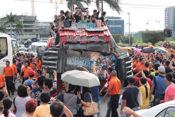 Stars of “Kubot” wave to the crowd during the annual Metro Manila Film Festival parade. “Kubot” stars Dingdong Dantes, Isabelle Daza and Ramon Bautista. PHOTO BY RUY MARTINEZ