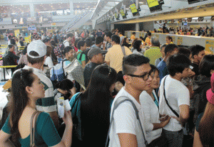 NAIA INCONVENIENCE  Passengers queue to check in for their flights at the Ninoy Aquino International Airport Terminal 3 on Friday. Airport authorities will look into complaints of flights being overbooked, delayed or cancelled. PHOTO BY MELYN ACOSTA