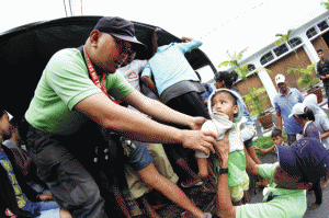 TO SAFETY A child is loaded onto a truck as residents are evacuated to a safer place in Legazpi City, Albay. AFP PHOTO