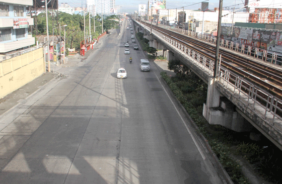 After days of unbearable traffic congestion, EDSA and most of Metro Manila’s streets were practically deserted on Christmas day. PHOTO BY MIKE DE JUAN