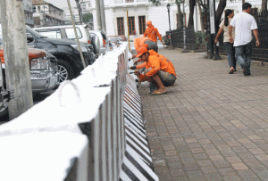 Cathedral Barriers  Workers paint concrete barriers put up in front of the Manila Cathedral in Intramuros on Friday. The barriers are meant to restrain crowds who want to get close to Pope Francis when he says Mass at the cathedral on January 16. PHOTO BY MELYN ACOSTA