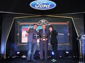  Minnie Valencia, Ford Philippines’ Vice president for marketing and sales, poses with The Manila Times President and CEO Dante Ang 2nd and motoring section editor Anjo Perez.