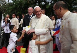 His Holiness Pope Francis, accompanied by President Benigno Aquino 3rd, hugs children at the garden area of the Malacañan Palace during the welcome ceremony for the state visit and apostolic journey to the republic of the Philippines on Friday. MALACAÑANG PHOTO