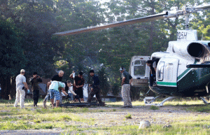 TO THE RESCUE  US military personnel help Filipino soldiers carry injured police commandos to a waiting US helicopter. AFP PHOTO