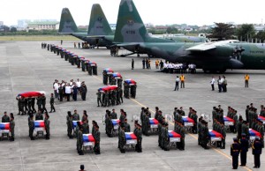 FALLEN HEROES Police commandos carry the 44 flagdraped coffins of their slain comrades from three C-130 planes at  Villamor Air Base on Thursday. PHOTO BY RENE H. DILAN 