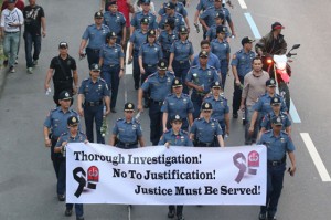 SYMPATHY WALK Members of the Philippine National Police march from the Libingan ng mga Bayani to Camp Bagong Diwa in  Taguig City on Friday in a sympathy walk for 44 Special Action Force commandos slain in a clash with Muslim separatists last Sunday in Mamasapano, Maguindanao. PHOTO BY RENE  H. DILAN 