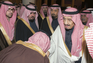 Pledging allegiance A handout picture released by the Saudi Press Agency (SPA) shows Saudi well-wishers kissing the hands of King Salman bin Abdul Aziz (C) in a symbolic pledge of allegiance during a ritual ceremony at a royal palace in Riyadh’s Al-Deera neighborhood. AFP photo 