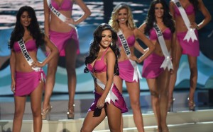 Miss Philippines Mary Jean Lastimosa (C) and other contestants participtate in the swim suit competition during the 63rd Annual Miss Universe Pageant at Florida International University on Sunday (Monday in Manila) in Miami, Florida.    AFP PHOTO 