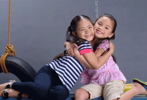 Child actors Ashley Sarmiento and Rhed Bustamante play the titular roles of Flor and Liza