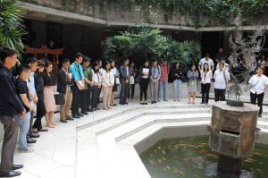 PRAYERS FOR FALLEN COMMANDOS Students and faculty of the University of Asia and the Pacific pause for a minute of silence for the policemen killed in Maguindanao. A gong was sounded for each of the deaths reported. 