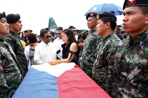  Vice President Jejomar Binay condoles with the bereaved family of one of the PNP Special Action Force commandos who died in a clash with separatist rebels. 