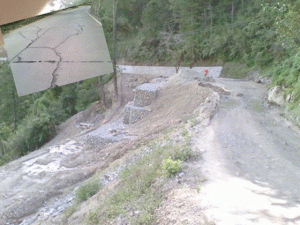 UNFINISHED The repair of this portion of the Dantay-Sagada Road has yet to be finished even if the project was supposed to have been completed in 2012. Inset photo shows cracks in the 13-kilometer road. PHOTO BY GINA DIZON