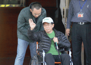 AILING FORMER PRESIDENT Former Taiwan president Chen Shui-bian (center) waves to supporters as he is escorted by his son Chen Chih-chung after being freed from prison in Taichung on Monday. AFP PHOTO