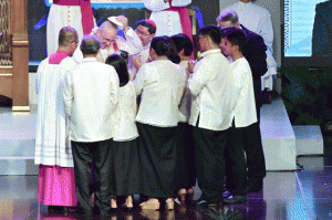 TRADING CAPS  Pope Francis swaps his skull cap with one of the hundreds of families he had an encounter with at MOA. AFP PHOTO