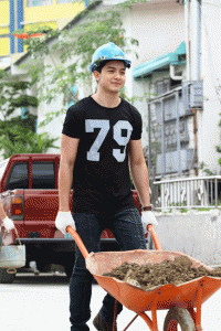 Alden Richards was tasked to clear out the debris from a Habitat for Humanity community in Q.C.