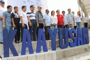 The Kilos Kaayusan council led by Ai Ai and University of the Philippines Economics Professor Benjamin Diokno, with guest of honor Vice President Jejomar Binay PHOTOS BY MELYN ACOSTA