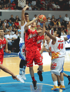 ON TO THE FINALS  Alaska’s Sonny Thoss (No. 7) drives against Rain or Shine’s Raymond Almazan during the Game Six of the Philippine Basketball Association Philippine Cup best-of-seven semifinal series at the Mall of Asia Arena in Pasay City. CONTRIBUTED PHOTO