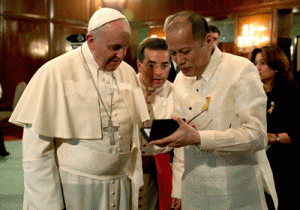 PRESIDENTIAL GIFT President Aquino presents a commemorative coin worth P500 as one of his gifts to Pope Francis during the pontiff’s visit to Malacañang. MALACAÑANG PHOTO